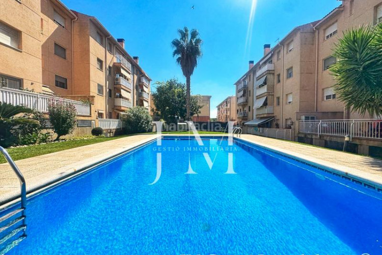 Piso oportunidad única: piso con piscina, parking y trastero en Terrassa