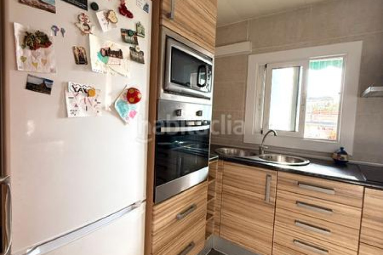 Piso zona de Ca n'Aurell. piso de 4habs. + 2lav. + balcón en angel sallent en Terrassa