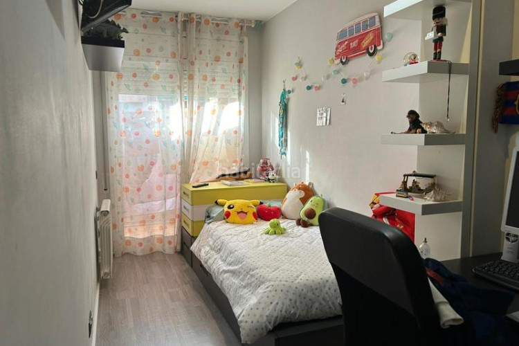 Piso zona grípia. piso de 3habs + 2 lav. + 2 balcones+ pk en Terrassa