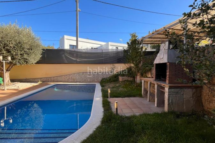 Chalet casa con piscina y vistas en zona residencial en Terrassa