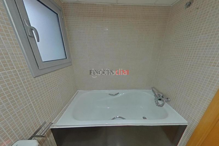 Piso dúplex con 4 habitaciones, 3 baños y parking en ubicación privilegiada en Terrassa