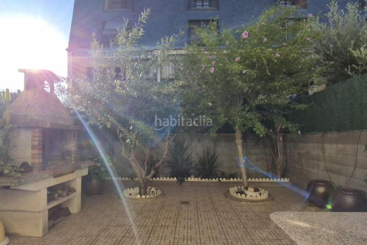 Casa magnifica unifamiliar de 230 m2 con garaje 3 coches, 3 dormitorios dobles, espectacular estudio 55 m2 y patio en Terrassa