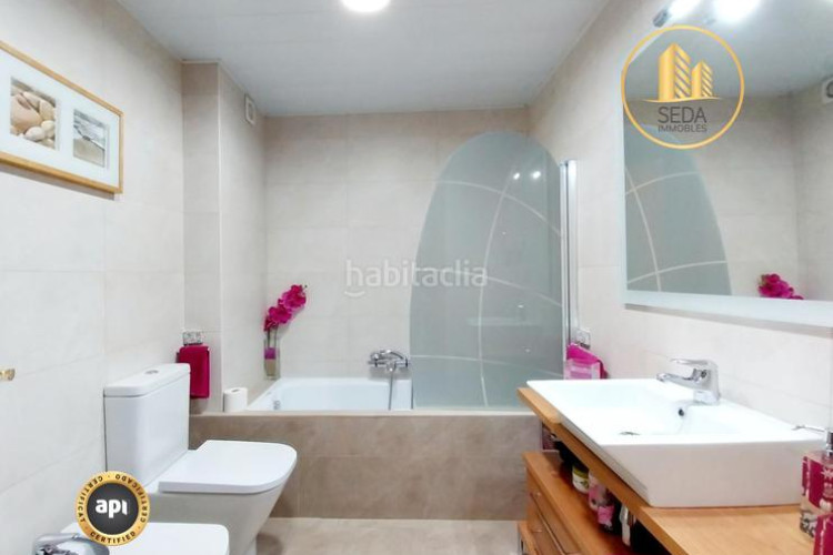 Casa impecable casa unifamiliar renovada con 4 plantas, garaje triple y estudio con chimenea en la gripia en Terrassa