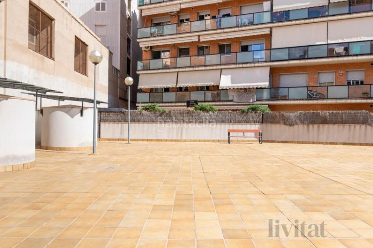 Piso en edison piso con piscina, parking y trastero en Terrassa