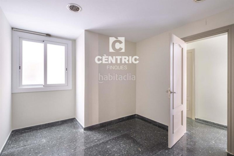 Piso  grande en perfecto estado con terraza y vistas zona vallparadis en Terrassa