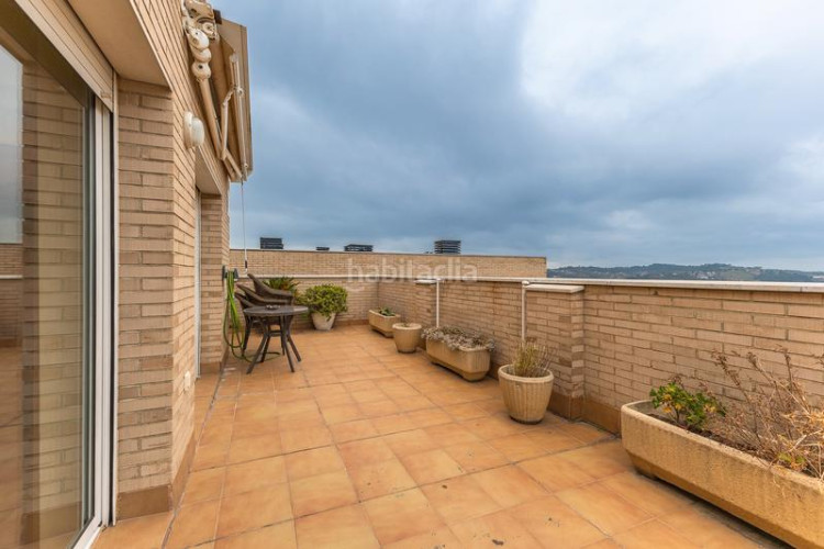 Ático  dúplex con terrazas y vistas panorámicas a un paso del centro , plaza de parking incluida en Terrassa