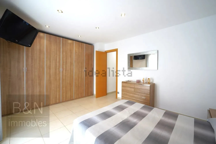 Un hogar reformado, con doble salida exterior y solo un vecino.