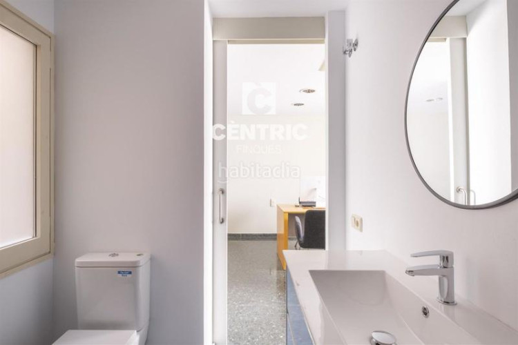 Piso  grande en perfecto estado con terraza y vistas zona vallparadis en Terrassa