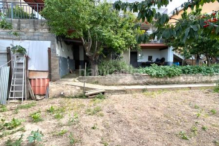Chalet  bifamiliar ubicado en Can Parellada en Terrassa