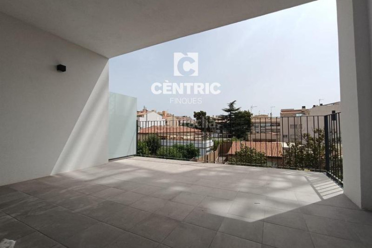 Piso dúplex tercera planta, 4 habitaciones y con terrazas en Terrassa