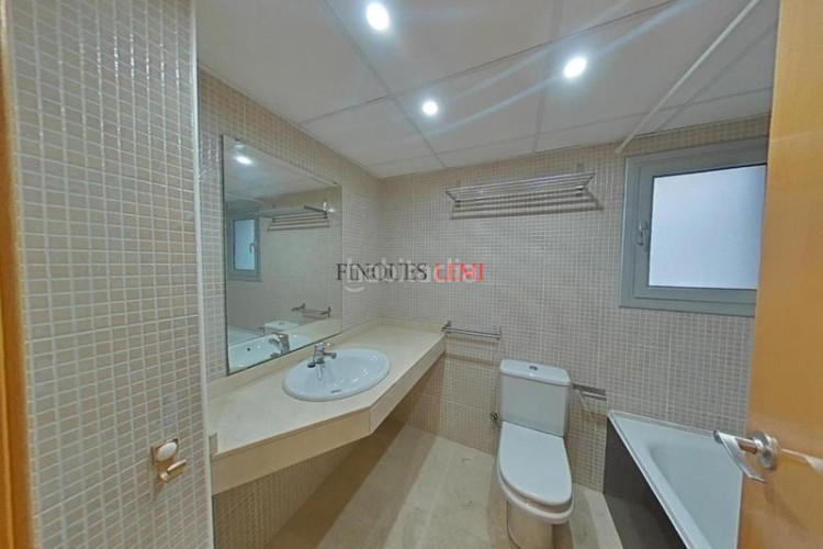 Piso dúplex con 4 habitaciones, 3 baños y parking en ubicación privilegiada en Terrassa