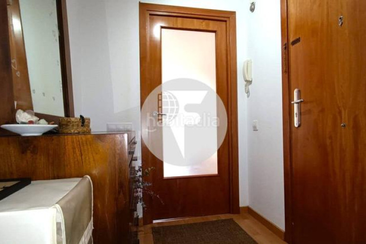 Planta baja bonita planta baja de 2 hab, terraza con barbacoa y plaza de aparcamiento en carrer conca torresana la gripia, en Terrassa