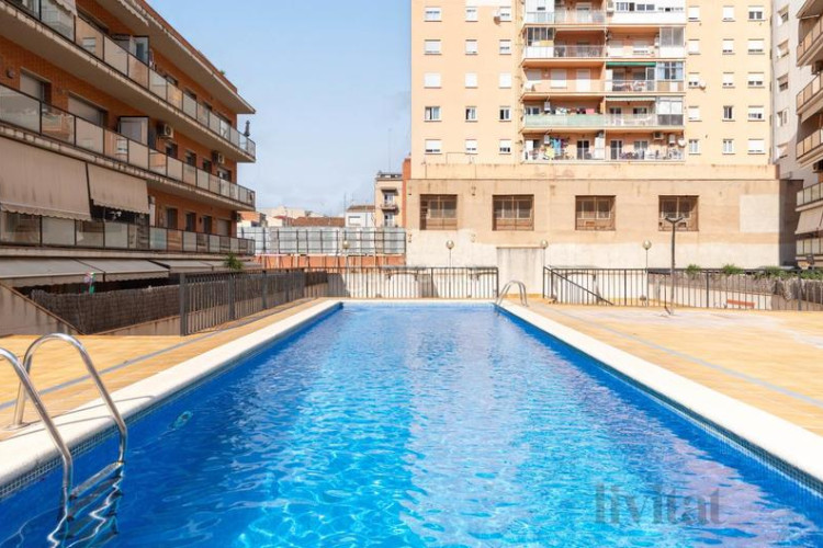 Piso en edison piso con piscina, parking y trastero en Terrassa