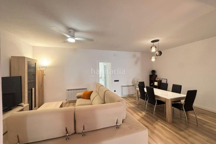 Casa adosada unifamiliar adosada, 4 habitaciones, gran garaje y terraza en Terrassa