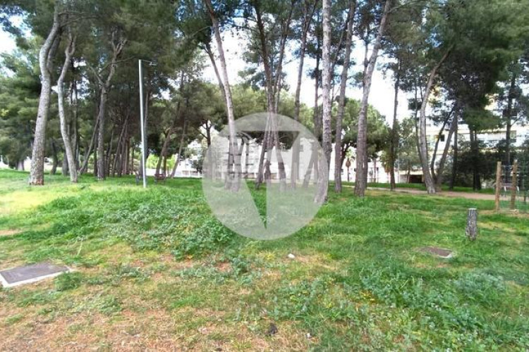 Planta baja bonita planta baja de 2 hab, terraza con barbacoa y plaza de aparcamiento en carrer conca torresana la gripia, en Terrassa