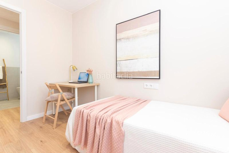Piso precioso piso en inmejorable ubicación: vivienda esquinera con mucha luz: salón-comedor-cocina, 3 habitaciones, 2 baños, terraza.. en Terrassa