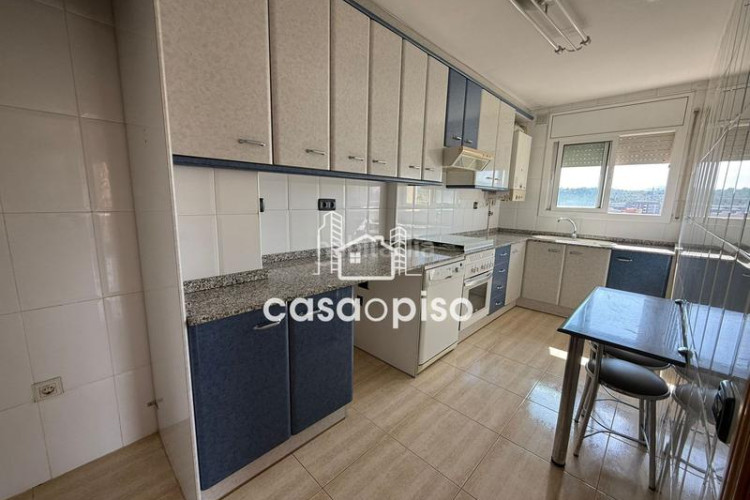 Piso amplio piso reformado en Can Roca. 3 dormitorios, 2 baños y terraza de 12 m. vistas espectaculares. ideal para tu familia. no lo d en Terrassa
