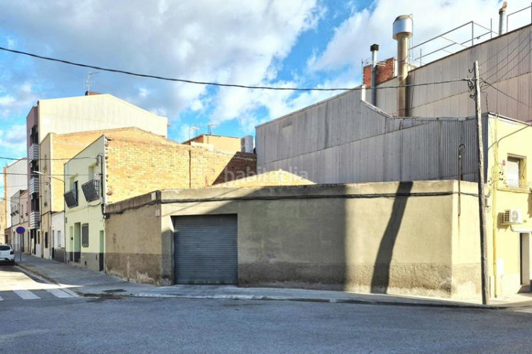 Casa local esquinero de 95 m2 edificable bajos más 3 pisos en Terrassa