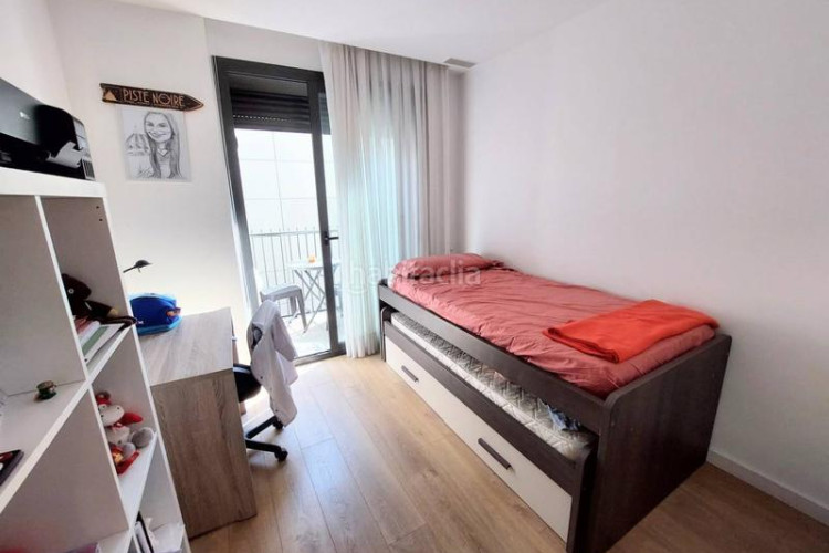 Piso  seminuevo junto a rambla, 3 habitaciones y pk opcional.. muy actual en Terrassa