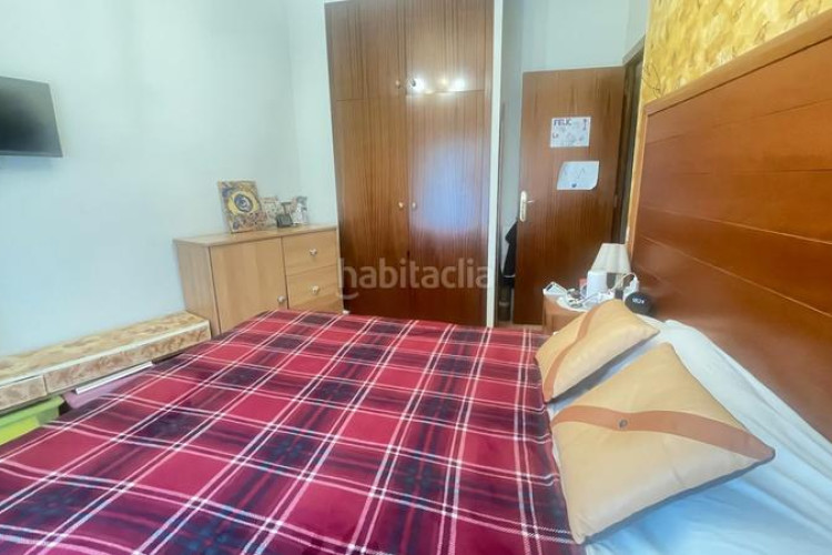 Piso zona de sant pere. piso de 3habs. + 2lav. + balcón + trastero + piscina comunitaria en Terrassa