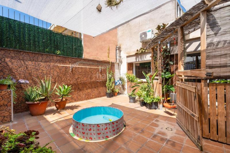 Casa adosada casa para entrar a vivir, con patio y terraza. a 10min. estación renfe este. en Terrassa