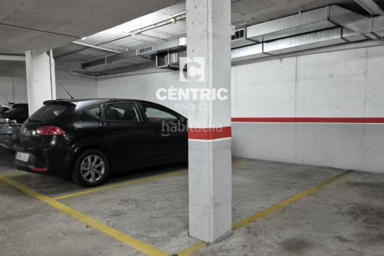 Piso planta baja seminueva de 3 hab con patio 60 m2 sur en francesc macia en Terrassa
