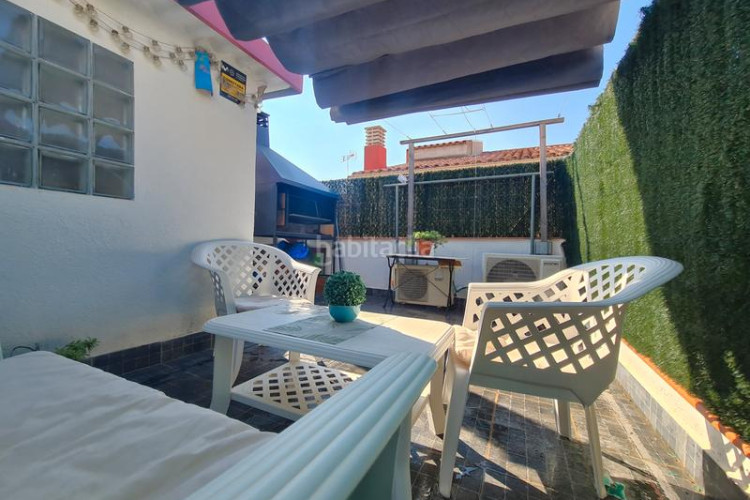 Casa adosada casa con dos plazas de garaje y terraza en Terrassa