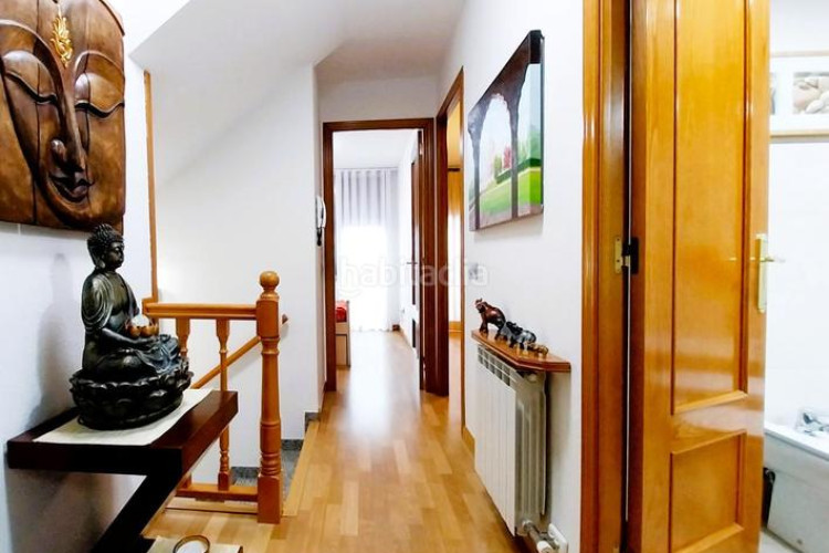 Casa magnifica casa unifamiliar de 230 m2 con 3 hab dobles y gran estudio 55 m2 en Terrassa