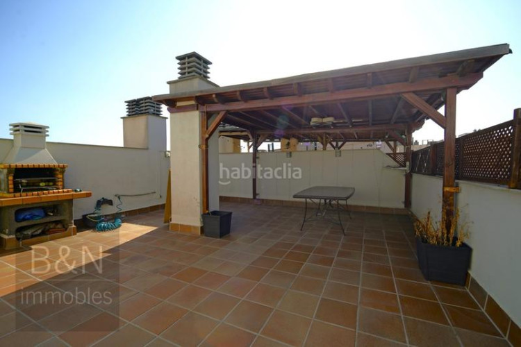 Dúplex tu hogar con alma espacio, confort, tres salidas al exterior y zona comunitaria con piscina y plaza de parking en Terrassa