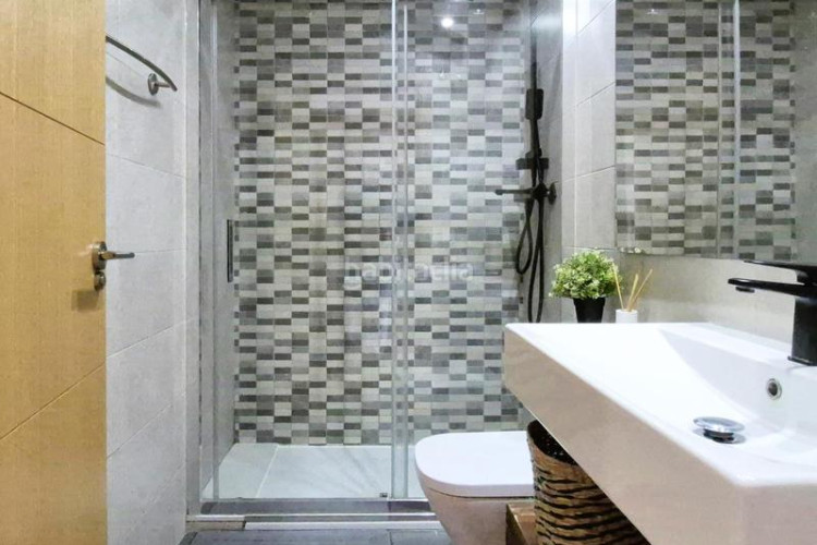 Piso edifici blau cel 3 hab amb 12 m2 sud al costat estacio est en Terrassa