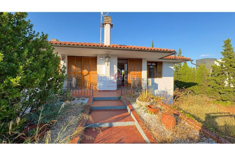 Casa  de 200m construidos en venta a 4 vientos en la urbanización font de lespardenya, en Terrassa