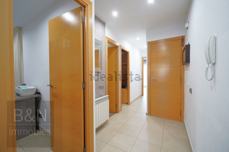 Un hogar reformado, con doble salida exterior y solo un vecino.