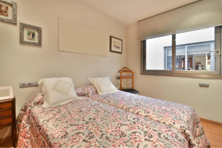 Poetessa Caparu00E0, Sant Pere Nord