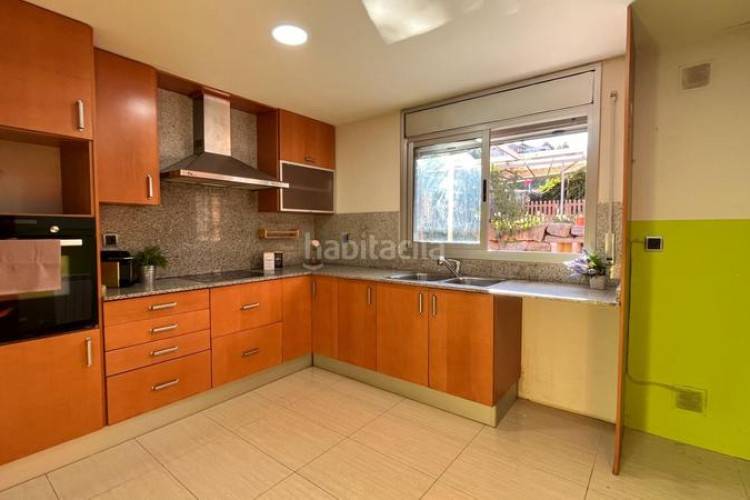 Chalet casa con piscina y vistas en zona residencial en Terrassa