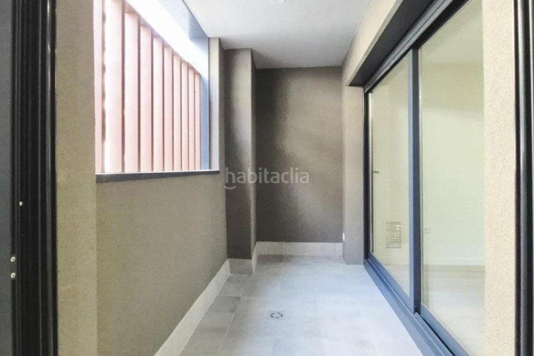 Planta baja pis obra nova 95 m2 2 hab dobles i estudi al carrer transversal en Terrassa