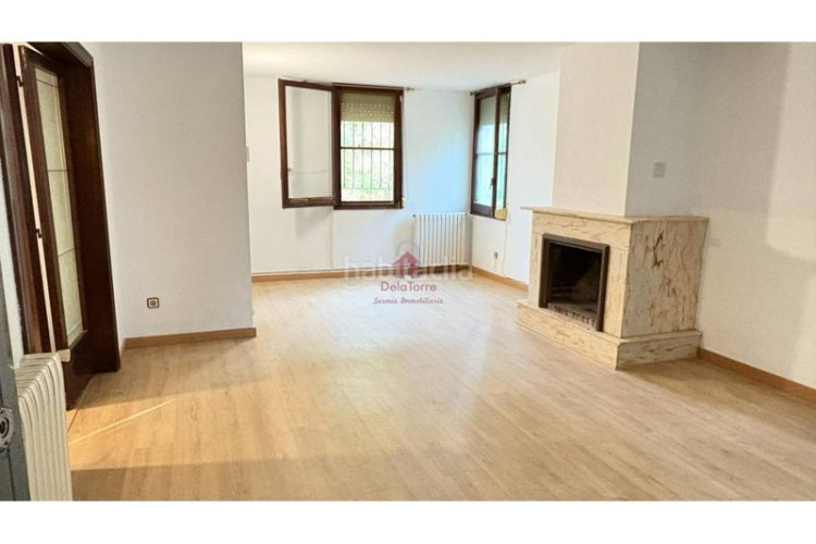 Casa  de 200m construidos en venta a 4 vientos en la urbanización font de lespardenya, en Terrassa