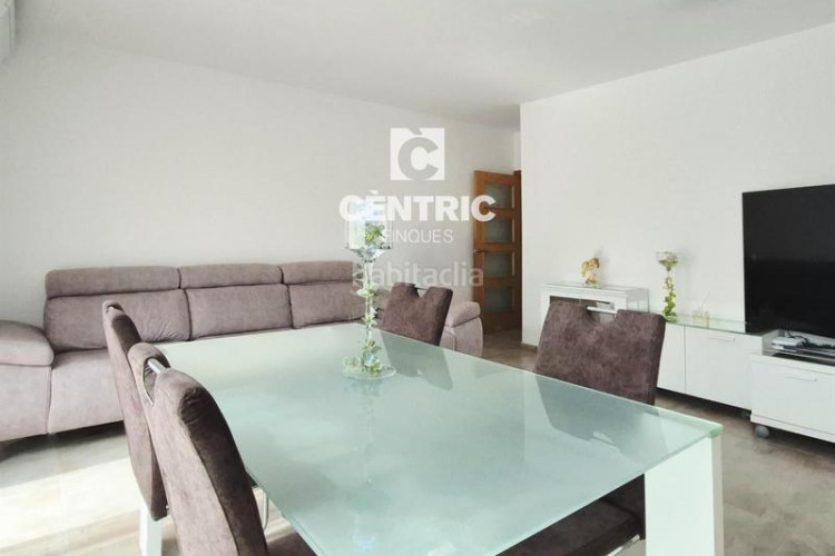Piso planta baja seminueva de 3 hab con patio 60 m2 sur en francesc macia en Terrassa