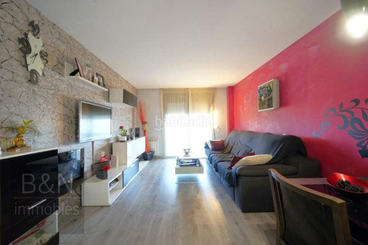 Dúplex tu hogar con alma espacio, confort, tres salidas al exterior y zona comunitaria con piscina y plaza de parking en Terrassa