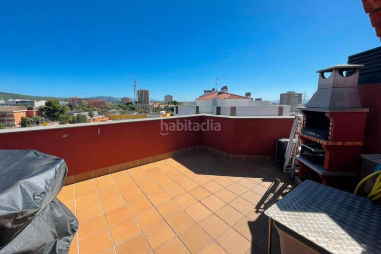 Dúplex zona de Sant Pere Nord. dúplex de 3habs. + estudio + 3lav. + terraza + balcón en Terrassa