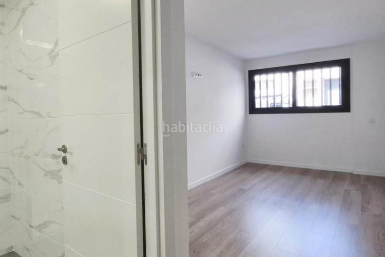 Planta baja pis obra nova 95 m2 2 hab dobles i estudi al carrer transversal en Terrassa