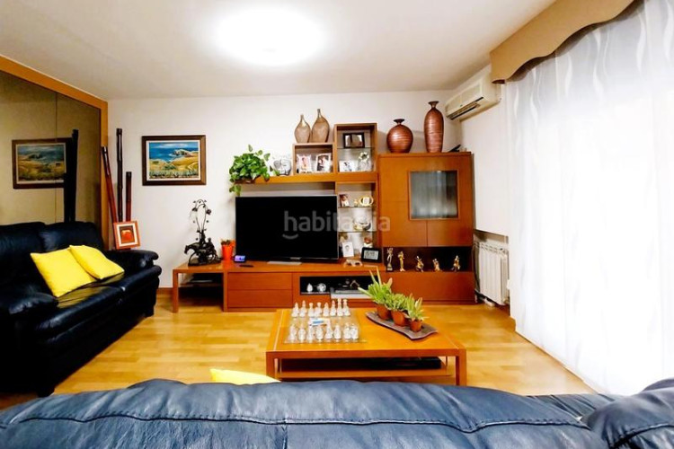 Casa magnifica casa unifamiliar de 230 m2 con 3 hab dobles y gran estudio 55 m2 en Terrassa