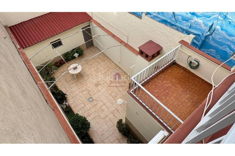 Casa  en venta en la gripia, en carrer borges blanques de 220m construidos con salida a patio de 40m, tres terrazas y en Terrassa