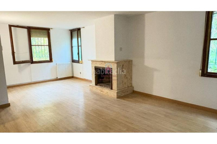 Casa  de 200m construidos en venta a 4 vientos en la urbanización font de lespardenya, en Terrassa