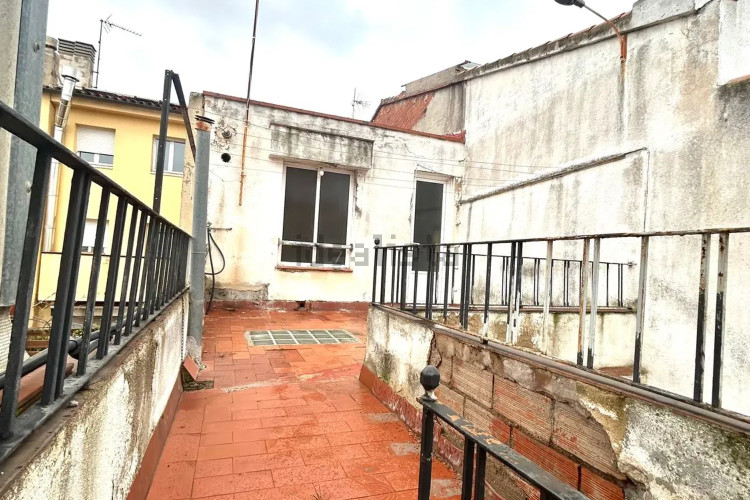 ZONA DE CA N'AURELL. CASA ADOSADA DE 4HABS. PARA REFORMAR ¡Oportunidad única en Ca N’Aurell!
