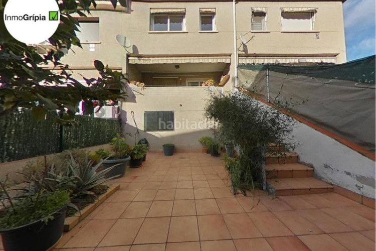 Casa adosada  en venta en les arenescan montllorla grípia08227 en Terrassa