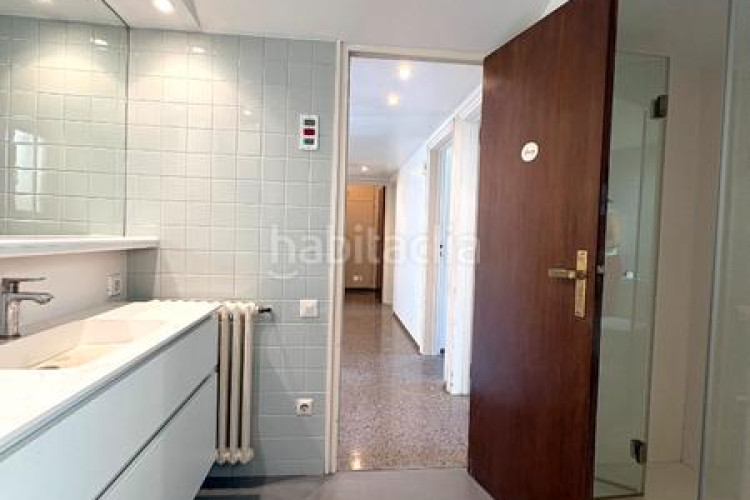 Piso  señorial único en pleno centro – 6 habitaciones, 3 baños, terraza de 200 m², parking incluido en Terrassa