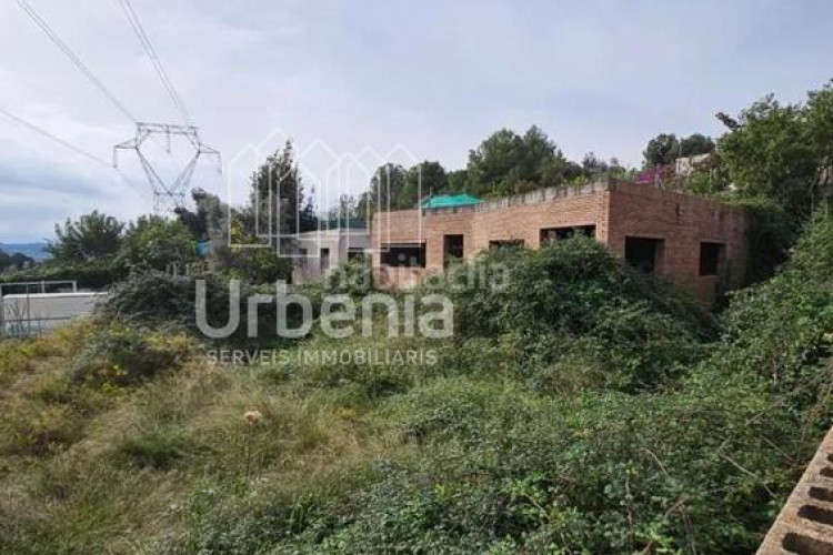 Chalet solar residencial esquinero con orientación sur en can boada, ! en Terrassa