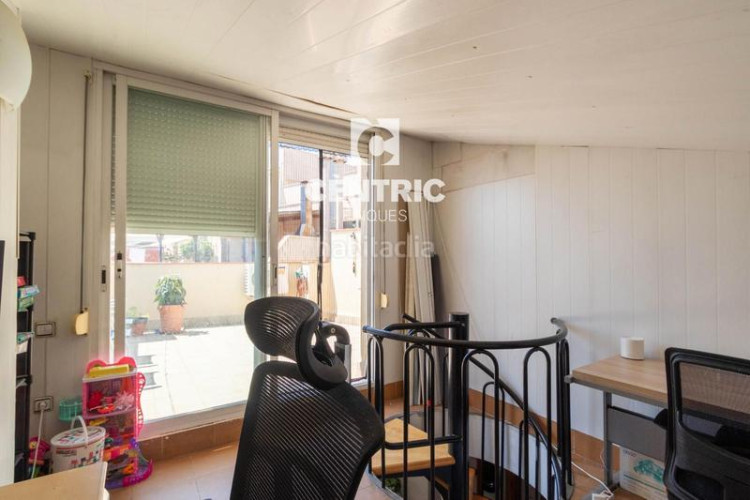 Dúplex ático dúplex de tres habitaciones y estudio. en Terrassa