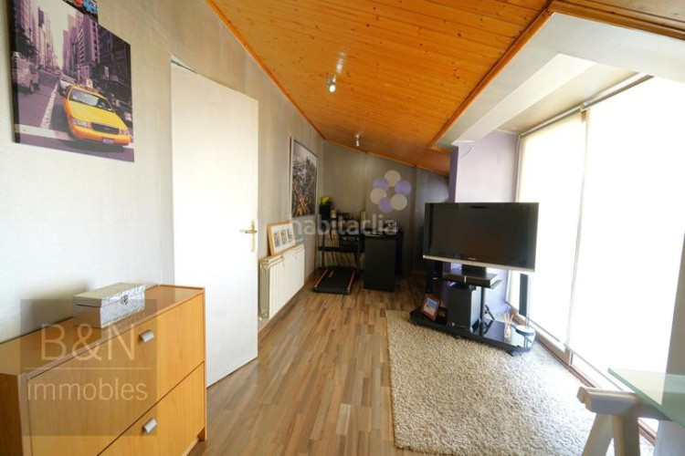 Dúplex un hogar con espacios amplios, una espectacular terraza, balcón y tres dormitorios en Terrassa