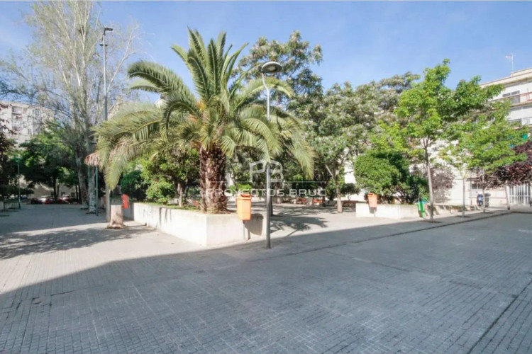 Piso en plaza de la Font Llicona